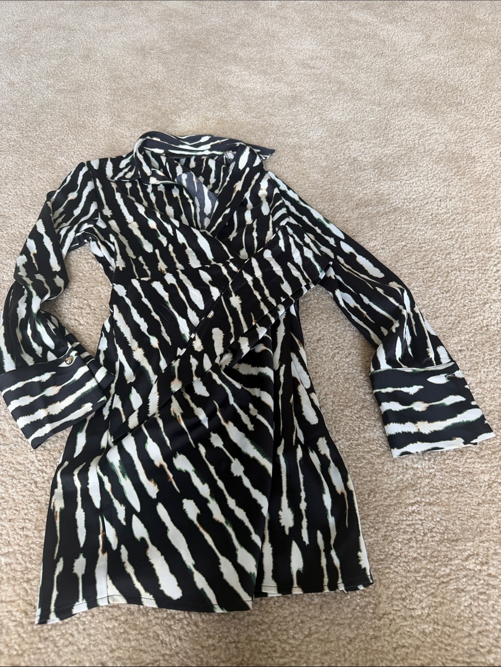 House of Harlow 1960 Black and White Long Sleeve Printed Wrap Dress
